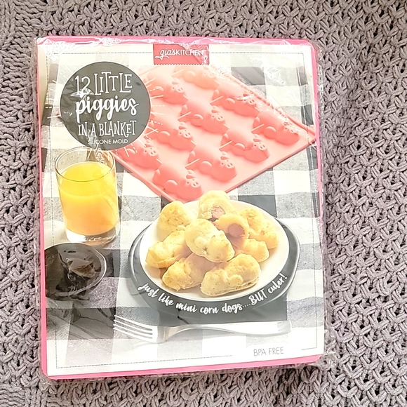 12 Little Piggies in a blanket silicone mold - Picture 1 of 2